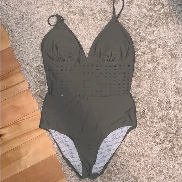 one piece - Picture 1 of 2